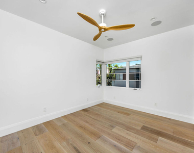 107 S Flores Street - Photo Thumbnail 9