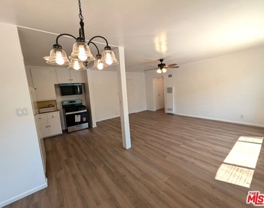 422 Arnaz Drive - Photo Thumbnail 4