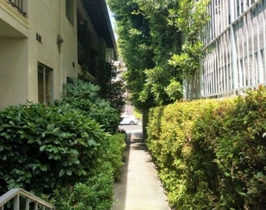 422 Arnaz Drive - Photo Thumbnail 3