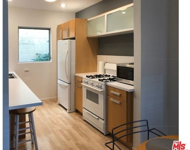 1145 Larrabee Street - Photo Thumbnail 5