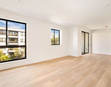 2361 Fox Hills Drive - Photo Thumbnail 5