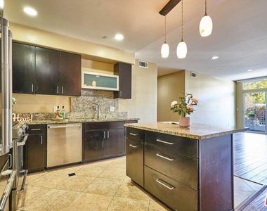 401 N Serrano Avenue - Photo Thumbnail 5