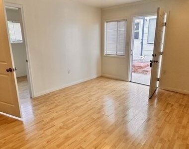 410 N Frederic Street - Photo Thumbnail 4