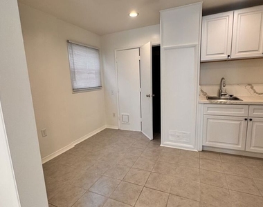 410 N Frederic Street - Photo Thumbnail 5