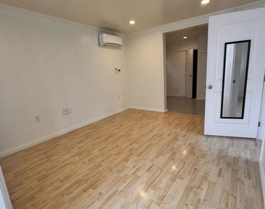 410 N Frederic Street - Photo Thumbnail 2