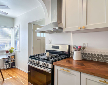 4233 Gateway Avenue - Photo Thumbnail 7