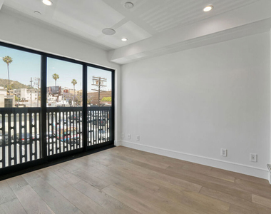 1447 N Martel Avenue - Photo Thumbnail 8