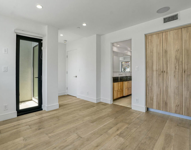 1447 N Martel Avenue - Photo Thumbnail 9