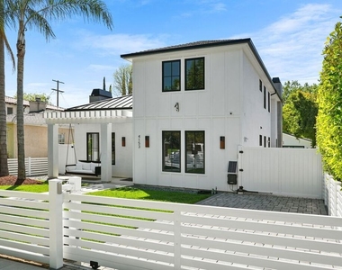 4153 Vantage Avenue - Photo Thumbnail 2