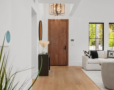 4153 Vantage Avenue - Photo Thumbnail 8