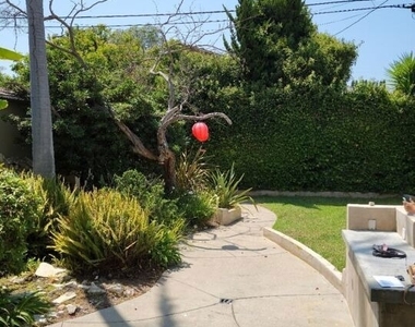 8501 Lilienthal Avenue - Photo Thumbnail 4