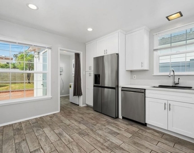 1019 Amherst Avenue - Photo Thumbnail 8