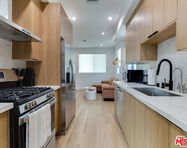 2815 S Redondo Boulevard - Photo Thumbnail 21