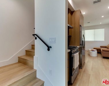 2815 S Redondo Boulevard - Photo Thumbnail 20