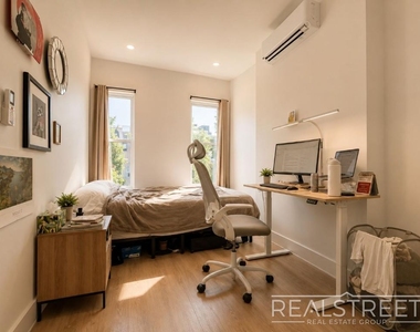 350 Vernon Avenue - Photo Thumbnail 4
