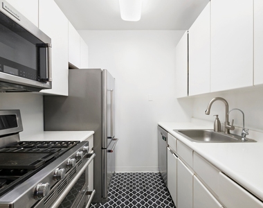 250 E 40th St - Photo Thumbnail 5