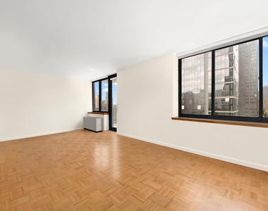 250 E 40th St - Photo Thumbnail 3