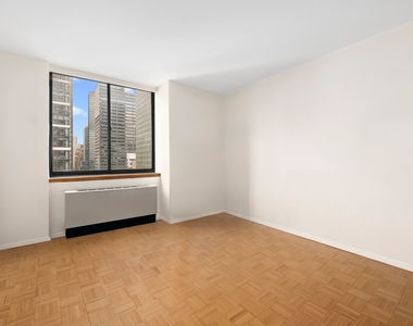 250 E 40th St - Photo Thumbnail 6