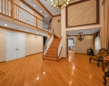 77-16 Kew Forest Lane - Photo Thumbnail 4