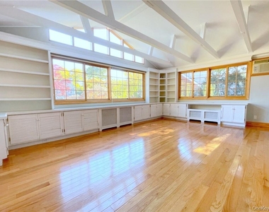 12 Ervilla Drive - Photo Thumbnail 9