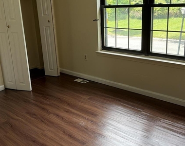 246 Hampshire Court - Photo Thumbnail 5
