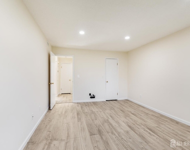 1807 Muriel Court - Photo Thumbnail 5