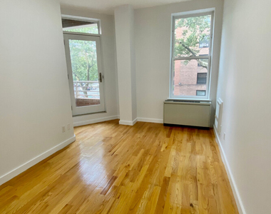 367 Waverly Avenue - Photo Thumbnail 2