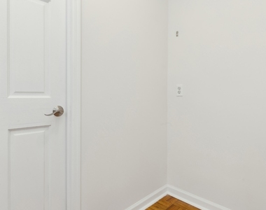 333 W 57th Street - Photo Thumbnail 4