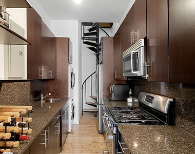 422 W Broadway - Photo Thumbnail 3