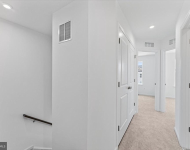 501 Fontana Circle - Photo Thumbnail 12