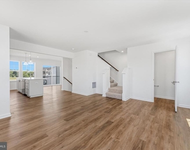 501 Fontana Circle - Photo Thumbnail 9