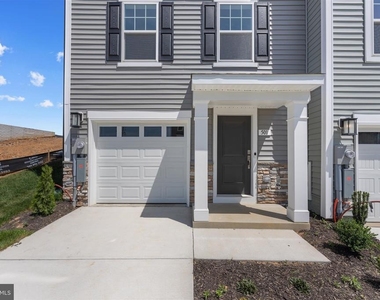 501 Fontana Circle - Photo Thumbnail 2