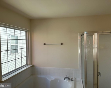 6821 Hollow Glen Court - Photo Thumbnail 15