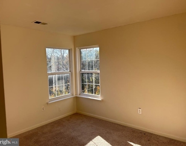 6821 Hollow Glen Court - Photo Thumbnail 13