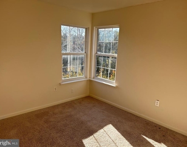 6821 Hollow Glen Court - Photo Thumbnail 18