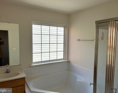 6821 Hollow Glen Court - Photo Thumbnail 11