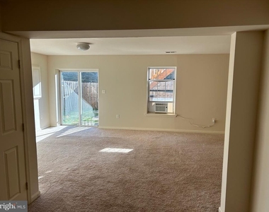 6821 Hollow Glen Court - Photo Thumbnail 7