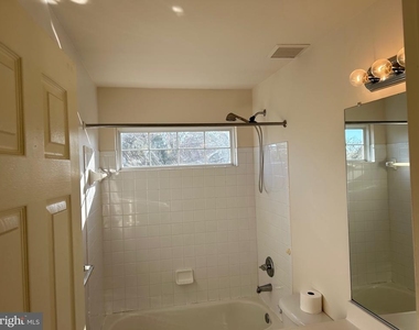 6821 Hollow Glen Court - Photo Thumbnail 17