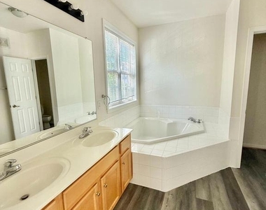 6814 Sabbarton Place - Photo Thumbnail 12
