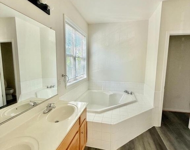 6814 Sabbarton Place - Photo Thumbnail 11