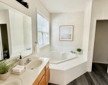 6814 Sabbarton Place - Photo Thumbnail 10