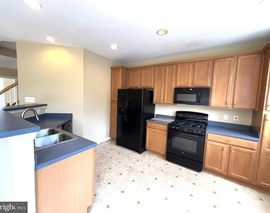 1117 Keokuk Terrace Ne - Photo Thumbnail 2