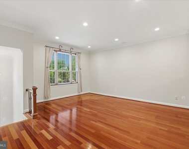 1433 Mclean Mews Court - Photo Thumbnail 3