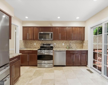 1433 Mclean Mews Court - Photo Thumbnail 17