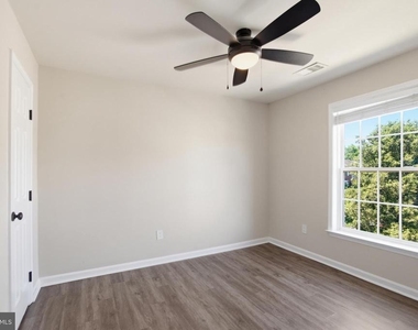 5504 Sacramento Mews Place - Photo Thumbnail 17