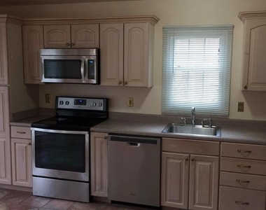 7034 Darby Towne Court - Photo Thumbnail 6