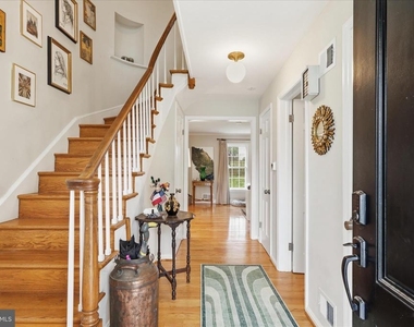 108 Oakmont Court Ne - Photo Thumbnail 2
