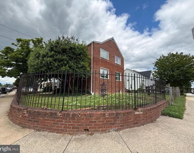 1327 S Queen Street - Photo Thumbnail 1