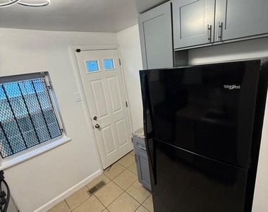 2040 N Darien Street - Photo Thumbnail 11