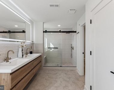 739 N Capitol Street - Photo Thumbnail 5